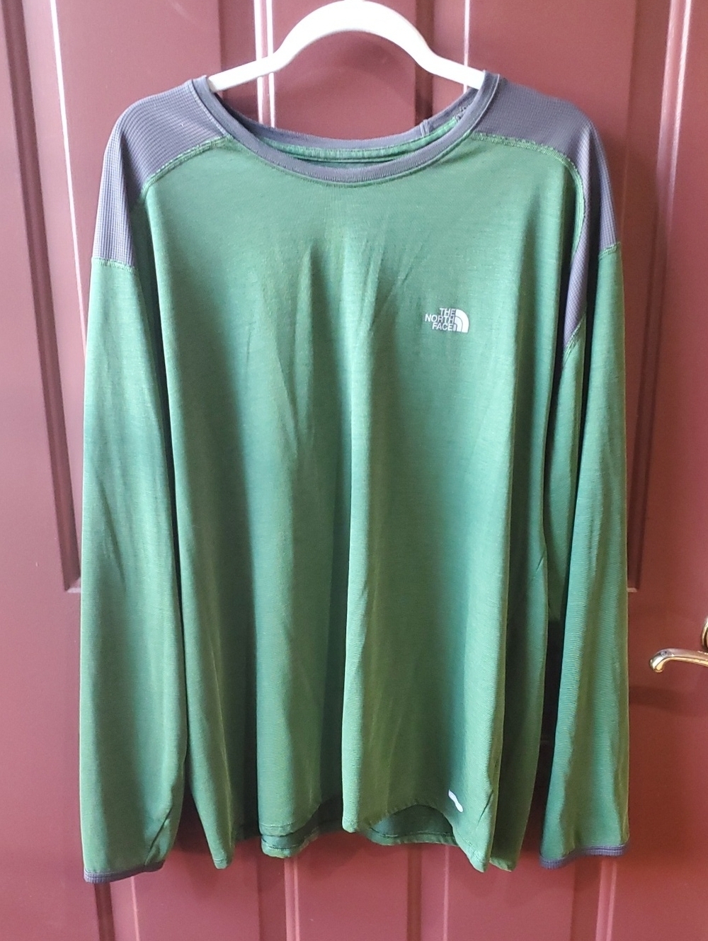 The North Face Vapor Wick  Long Sleeve Crew in Green with Gray Accents XXL